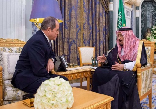 العاهل السعودي يلتقي وزير خارجية الجزائر لأول مرة منذ الاحتجاجات