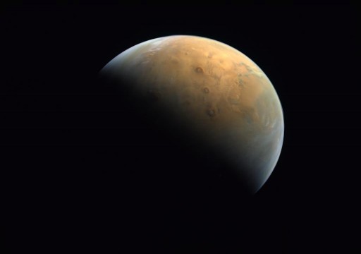 بعد أيام على دخوله مدار الكوكب الأحمر.."مسبار الأمل" يرسل أولى صوره من المريخ