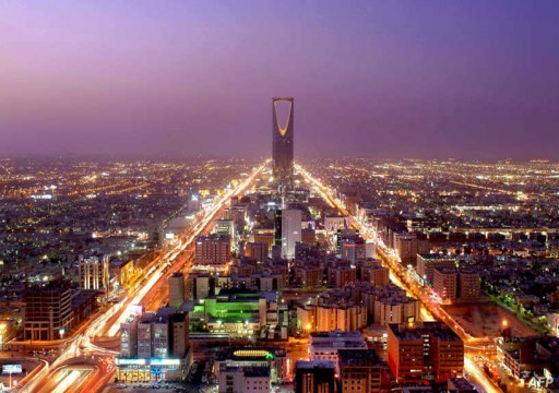 ينتزع التاج من دبي.. مغردون إماراتيون ينتقدون القرار السعودي بشأن الشركات العالمية