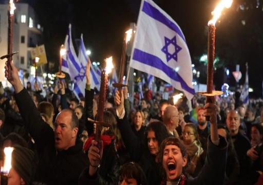 آلاف الإسرائيليين يتظاهرون في "تل أبيب" للمطالبة بتسريع الإفراج عن الأسرى لدى المقاومة
