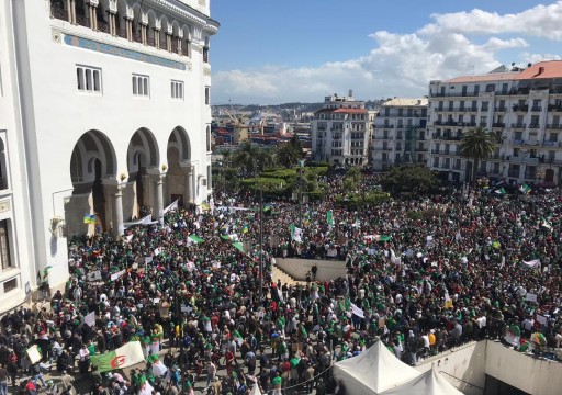 الجزائر.. الآلاف يعودون للتظاهر ضد رموز النظام وطلبا لمحاسبتهم