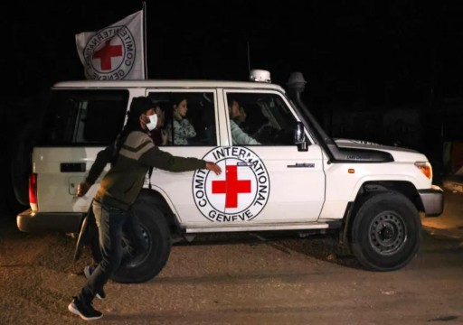 "القسام" تسلم 13 أسيراً إسرائيلياً و4 أجانب إلى الصليب الأحمر