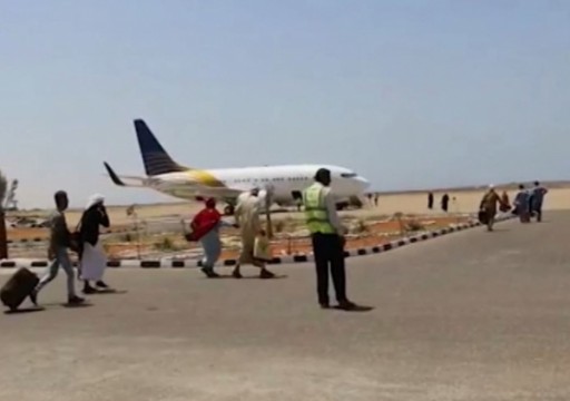 وسائل إعلام يمنية: وفد إماراتي يصل سقطرى وسفينة إماراتية مشبوهة تدخل الميناء دون تفتيش