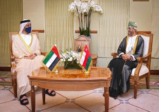 عبدالله بن زايد يلتقي وزير خارجية عُمان في مسقط