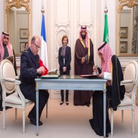 محمد بن سلمان يوقع اتفاقية عسكرية مع فرنسا