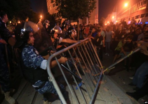 تظاهرات في لبنان وقوات الأمن تستخدم الغاز لتفريق احتجاجات بيروت