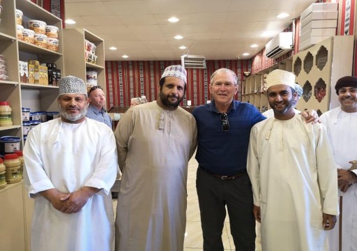 صحيفة: جورج بوش يجري زيارة غير معلنة إلى سلطنة عمان