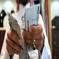 بلومبيرغ: السعوديون يقترضون لمواجهة تكاليف الحياة