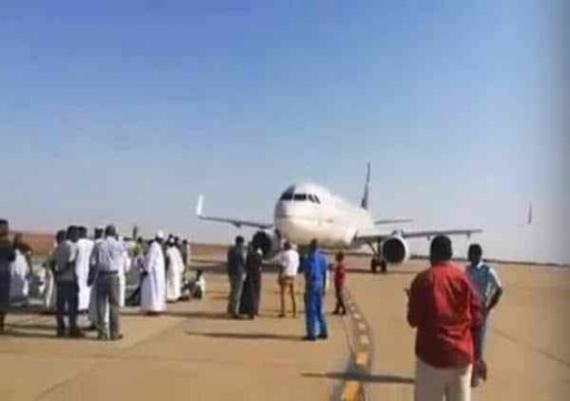 سودانيون يعترضون طائرة سعودية في مطار الخرطوم