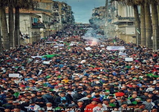 الجزائر.. عشرات القيادات بالحزب الحاكم تبارك الحراك وتدعم مطالبه