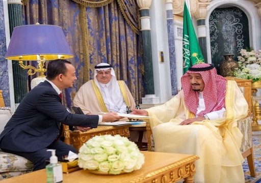 العاهل السعودي يتسلم رسالة خطية من رئيس وزراء ماليزيا