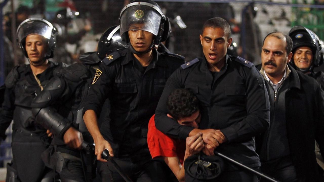 حبس 17 طالباً وطالبة بتهمة "إثارة العنف" عبر فيسبوك في مصر