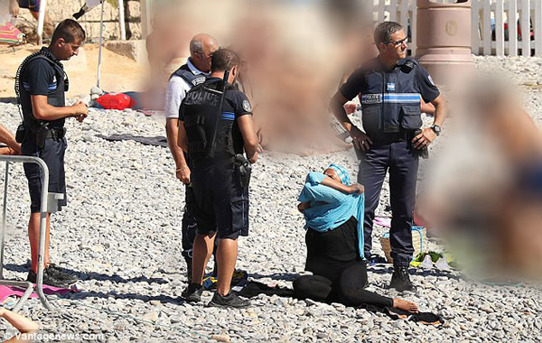 الشرطة الفرنسية تجبر امرأة على خلع "البوركيني" في فرنسا