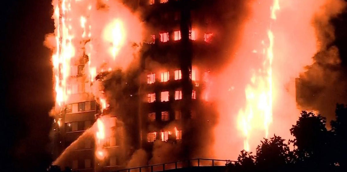 حريق ضخم يلتهم مبنى كبير في لندن.. وسط مخاوف من انهياره