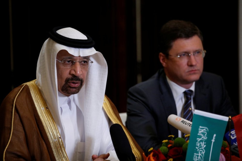 السعودية وروسيا تتفقان على تمديد خفض إنتاج النفط حتى مارس 2018