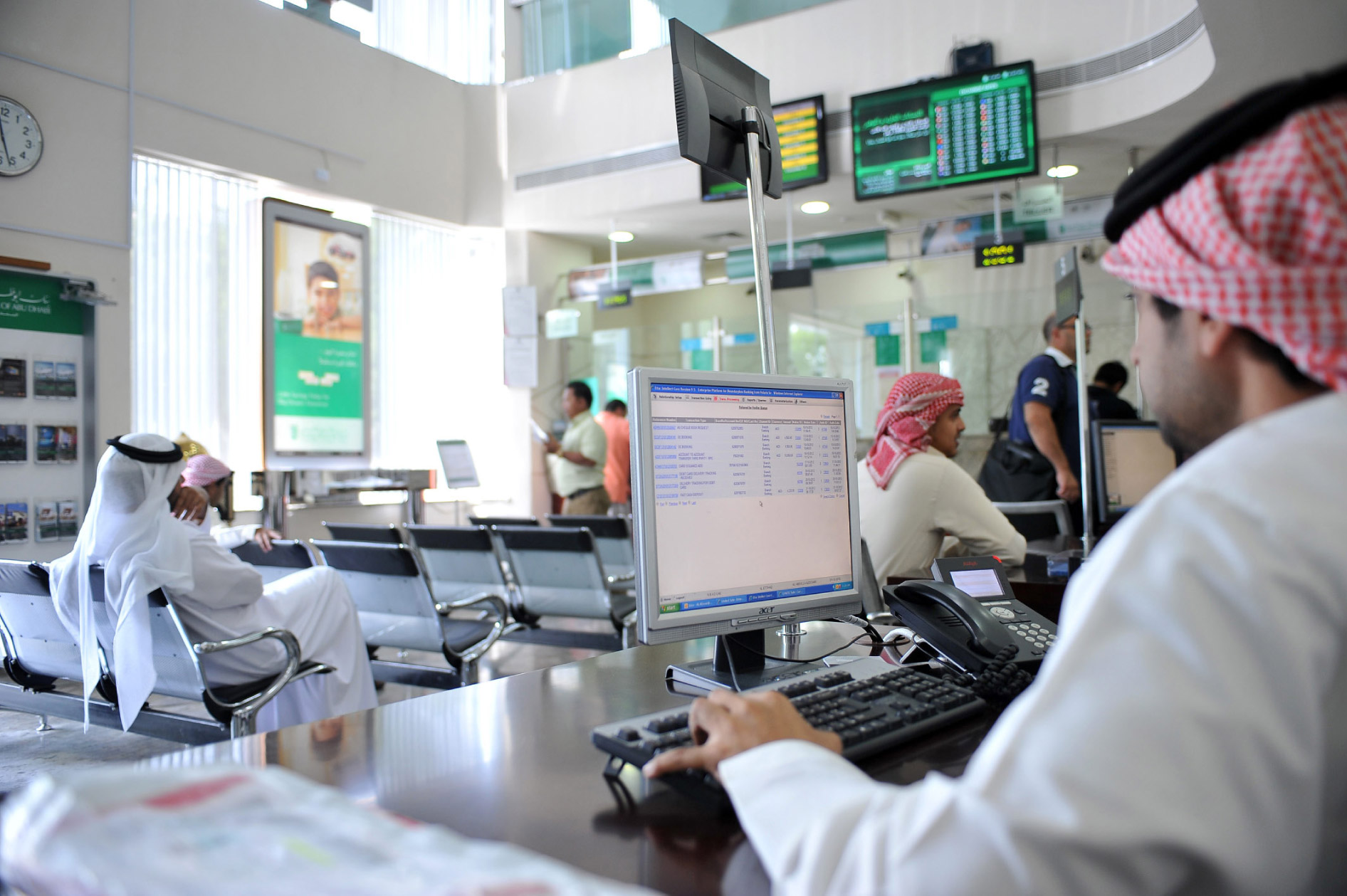 بسبب نقص السيولة.. تراجع أرباح البنوك الإماراتية بنسبة 6.5% في 2016
