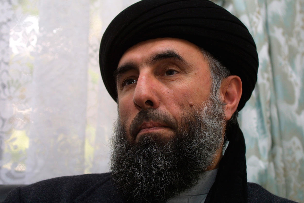 حكمتيار يتهم إيران بالتواطؤ باغتيال زعيم طالبان "الذي كان عائدا منها"