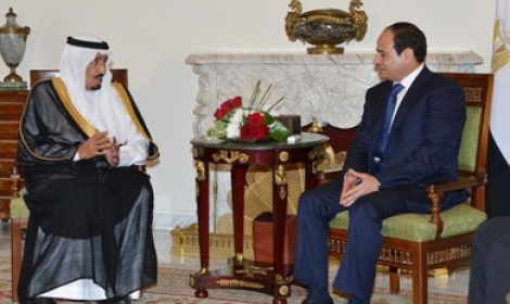 الملك سلمان يتجاهل لقاء السيسي في عزاء "عبد الله"