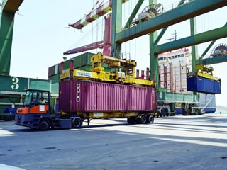 اتفاقيات يمنية إماراتية مرتقبة لتطوير "موانئ دبي العالمية"  لميناء عدن