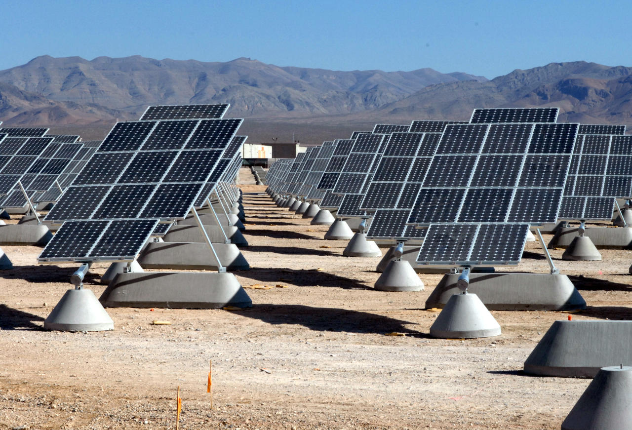 دبي تطلق ثاني مرحلة لأكبر محطة طاقة شمسية بالعالم