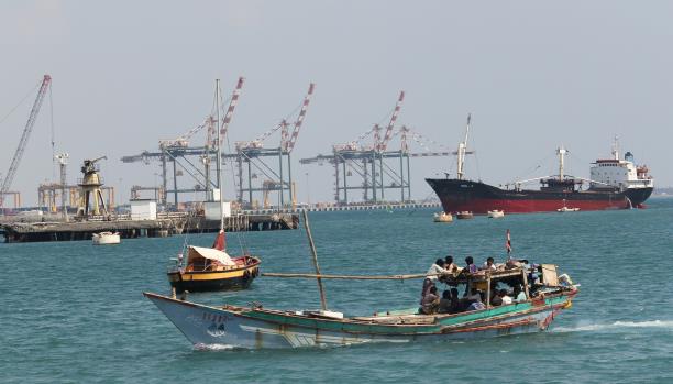 قوة مدعومة من أبوظبي تجبر سفينة تجارية صينية على مغادرة ميناء عدن