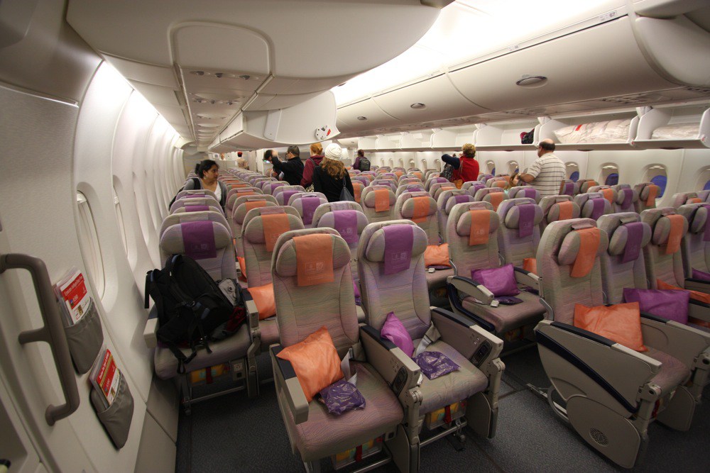 طيران الإمارات تدرس فرض رسوم جديدة على المسافرين