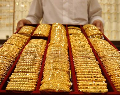 الذهب عند أدنى مستوى في 10 أشهر مع ارتفاع الدولار والأسهم العالمية