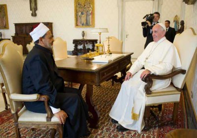 جدل واسع بعد صورة شيخ الأزهر وهو جالس أمام البابا كـ"التلميذ"
