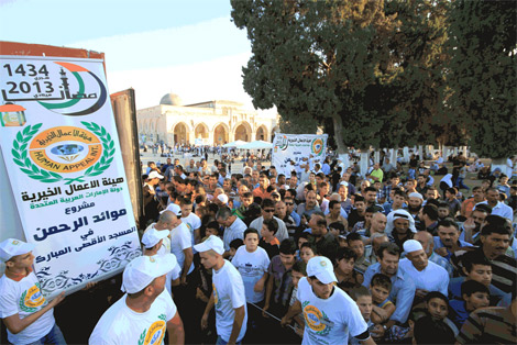 "الأعمال الخيرية الاماراتية" تقدم 150 ألف وجبة للمصلين في "الأقصى"