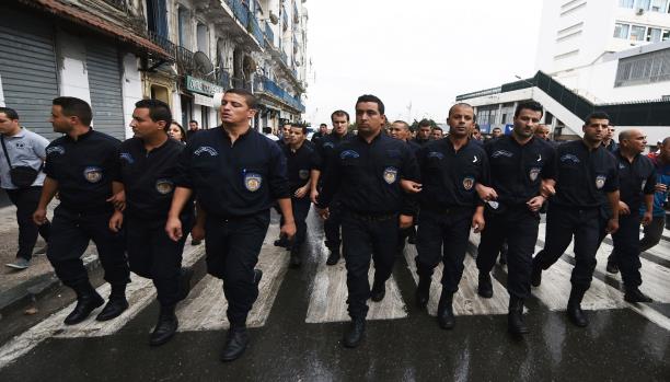 أفراد من الشرطة الجزائرية يتظاهرون وسط العاصمة