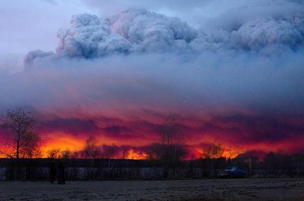 النيران تلتهم مدينة كندية بأكملها بعد إخلائها من السكان