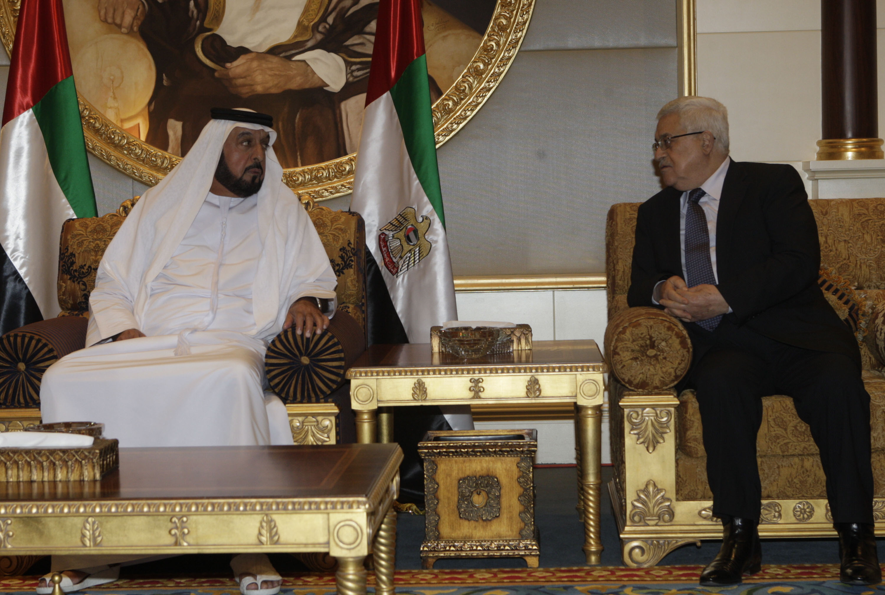 "عباس" يقيل مسؤولا كبيرا لزيارته الإمارات ويعمم على وزرائه بمقاطعتها