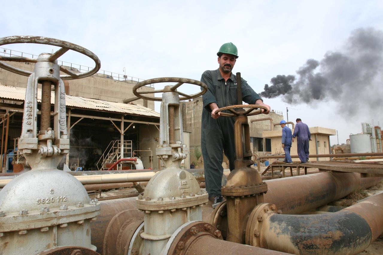 قصف أمريكا لسوريا يرفع سعر النفط ويؤثر بالسوق العالمي