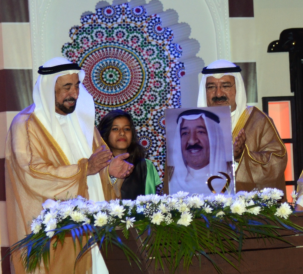 حاكم الشارقة يمنح أمير الكويت جائزة الشخصية العربية للدعم الإنساني