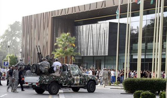 مسلحون يهاجمون مبنى البرلمان الليبي