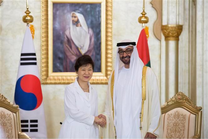 محمد بن زايد ورئيسة كوريا الجنوبية يناقشان تعزيز التعاون