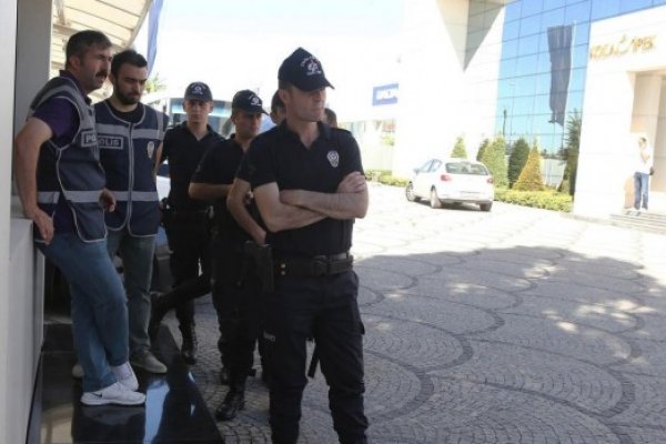 امرأتان تهاجمان مركزا للشرطة في اسطنبول وأنباء عن مقتلهما