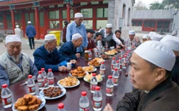 برلماني بريطاني يطالب الصين بالسماح  للمسلمين الصوم