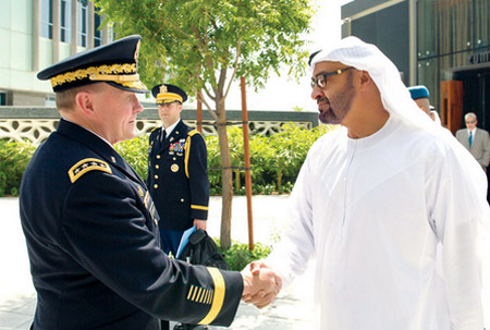 محمد بن زايد ورئيس هيئة الأركان الأمريكية يبحثان العلاقات الدفاعية