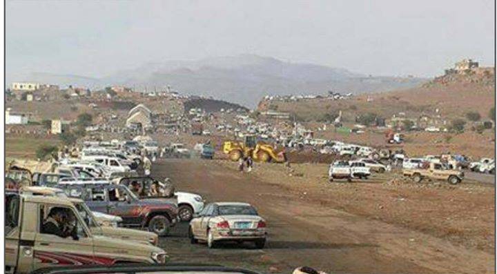 الحوثيون يحشدون أنصارهم على مداخل صنعاء ويشرعون في حفر الخنادق