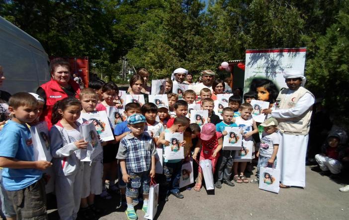 الهلال الأحمر الإماراتي يوزع الكسوة على أطفال قرغيزستان