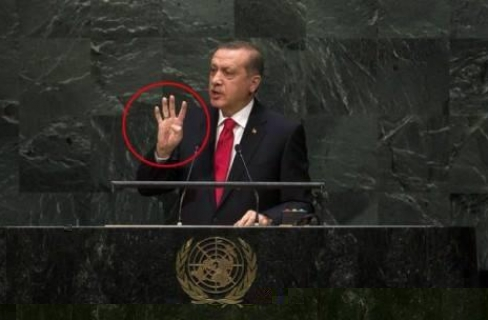 أردوغان يهاجم السيسي ويرفع إشارة "رابعة" في الأمم المتحدة 