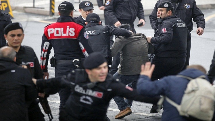 الشرطة التركية تعتقل نحو مئة شخص لصلاتهم بكولن