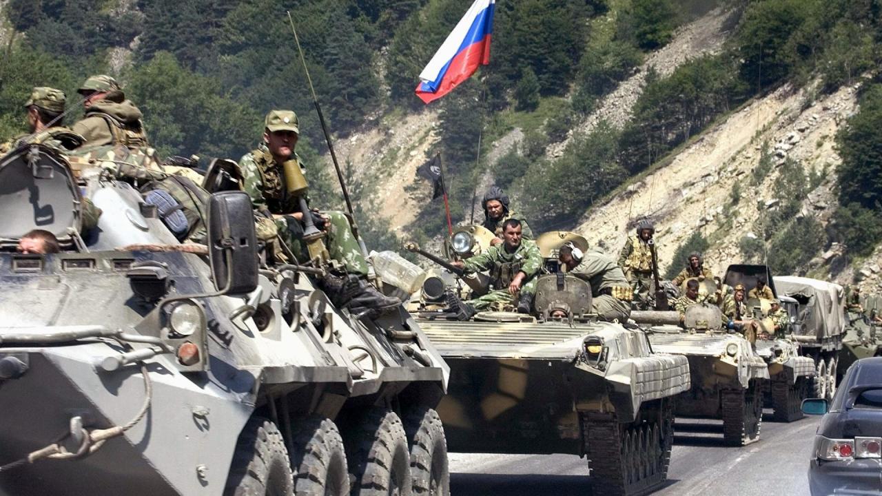 الناتو يدعو روسيا لسحب قواتها وعتادها العسكري من أوكرانيا