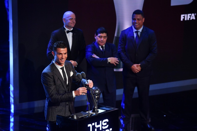 رونالدو يحتفظ بجائزة الفيفا لأفضل لاعب في العالم
