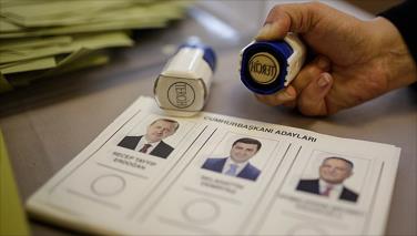 الأتراك يدلون بأصواتهم في انتخابات الرئاسة والكفة تميل لأردوغان