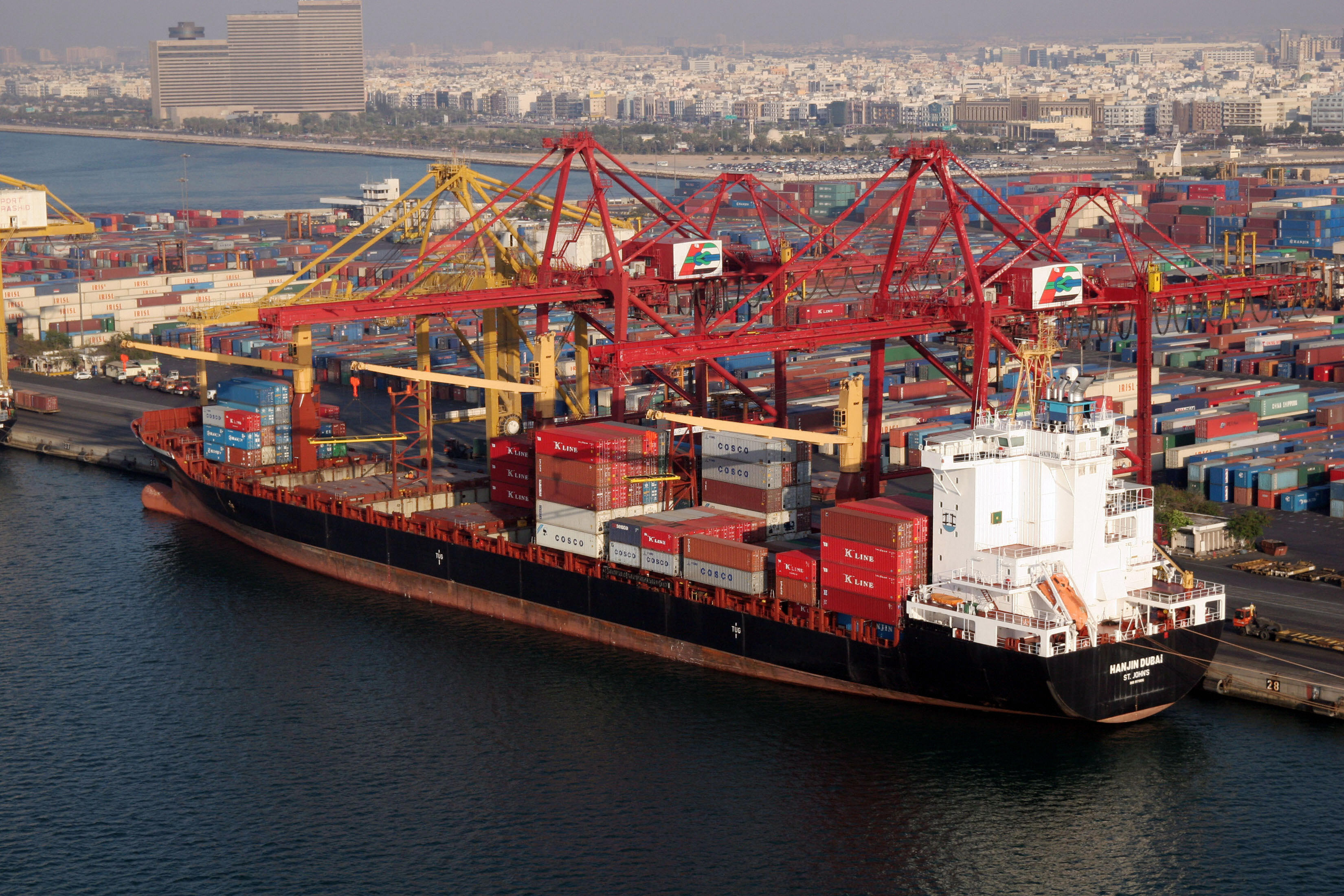 دبي تدرس إنشاء صندوق بمليار دولار لاستثمارات الشحن البحري