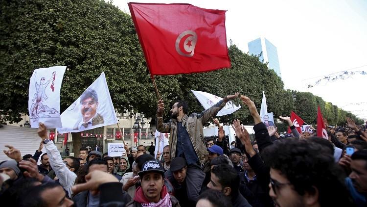 الحكومة التونسية تفرض حظرا على التجول في عموم البلاد لقمع الاحتجاجات