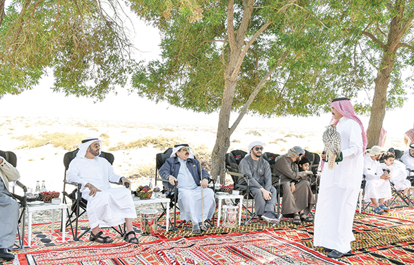 ملك البحرين في زيارة "خاصة" للظفرة.. ما وراء الصيد بالصقور؟!