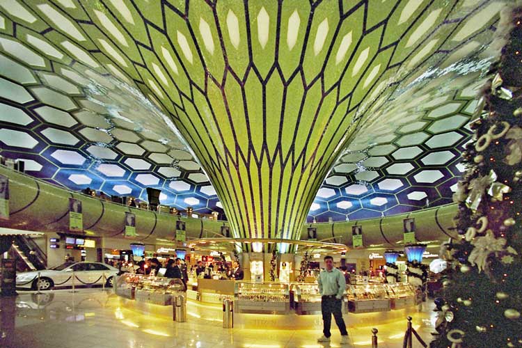 مطار أبوظبي الدولي يتوقع تباطؤ وتيرة نمو الركاب في 2017